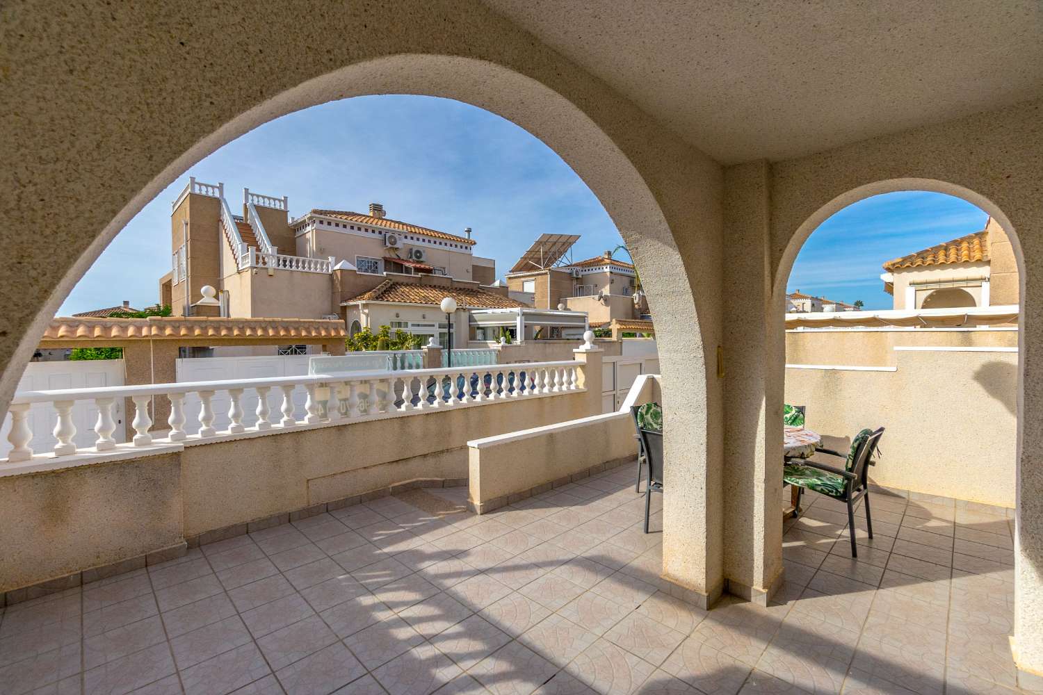 EXKLUSIVT BOSTADSOMRÅDE QUADRO I ALTOS DE LA BAHÍA, TORREVIEJA, MED POOL OCH NÄRA HAVET