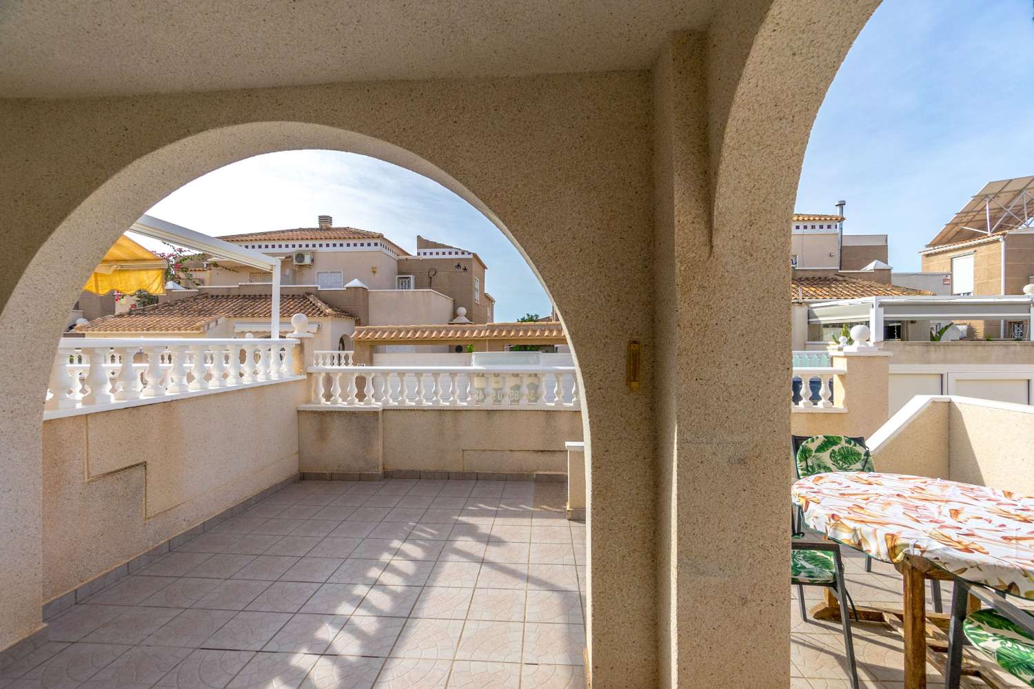 EXKLUSIVT BOSTADSOMRÅDE QUADRO I ALTOS DE LA BAHÍA, TORREVIEJA, MED POOL OCH NÄRA HAVET