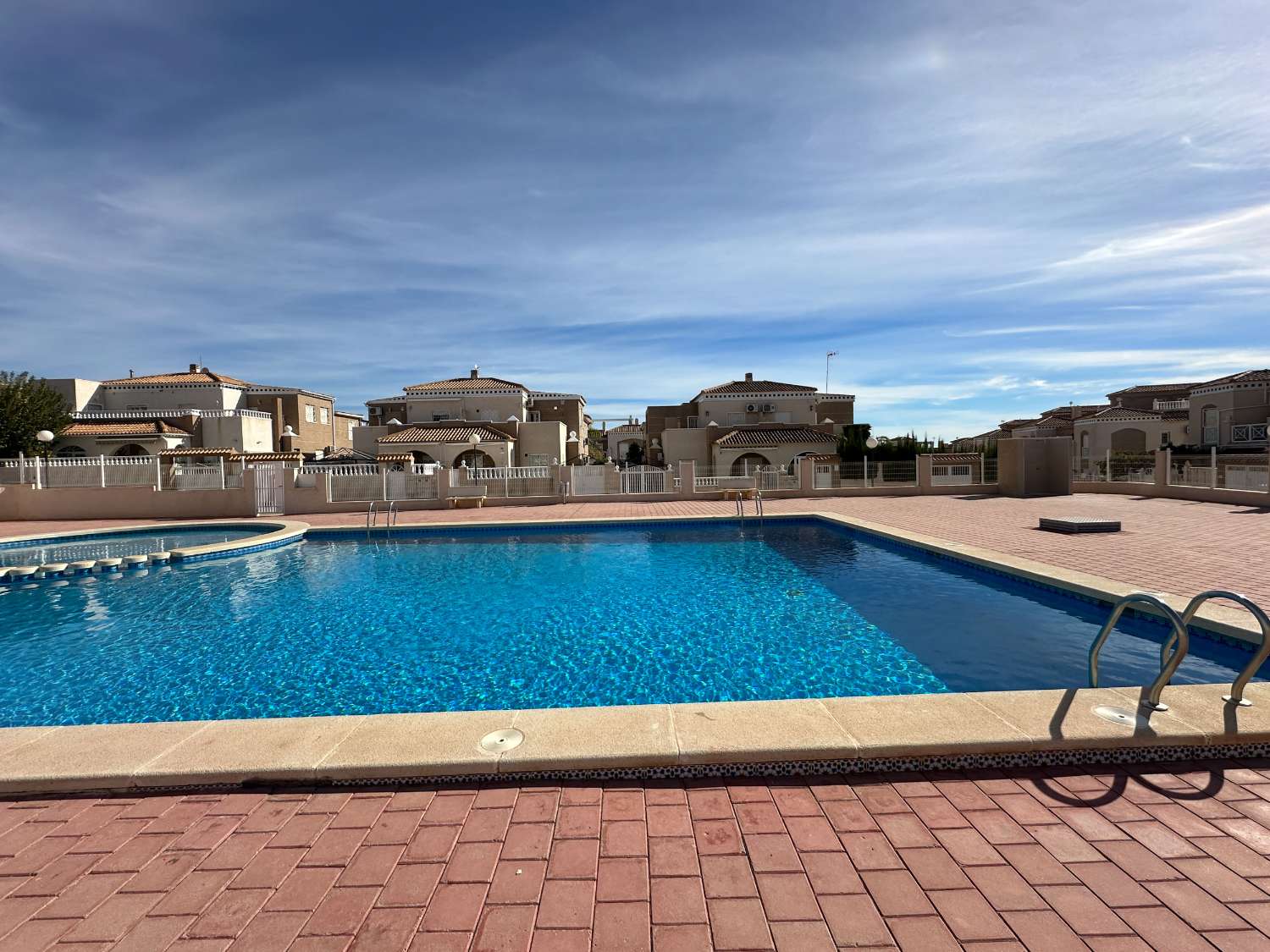 EXKLUSIVE WOHNANLAGE QUADRO IN ALTOS DE LA BAHÍA, TORREVIEJA, MIT POOL UND IN DER NÄHE DES MEERES