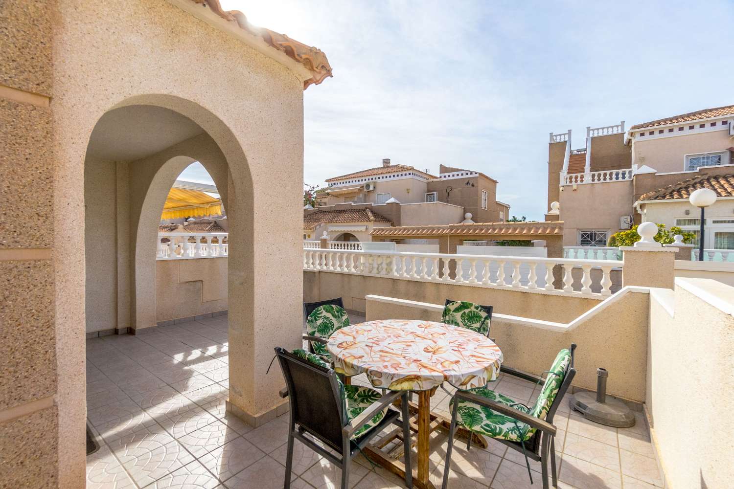 EXCLUSIEVE RESIDENTIËLE QUADRO IN ALTOS DE LA BAHÍA, TORREVIEJA, MET ZWEMBAD EN DICHT BIJ DE ZEE