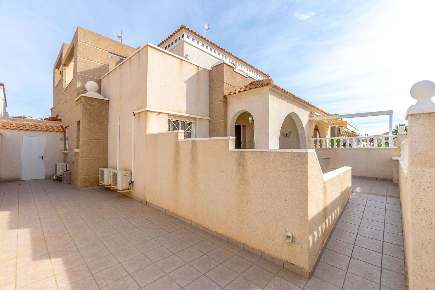 EXKLUSIVT BOSTADSOMRÅDE QUADRO I ALTOS DE LA BAHÍA, TORREVIEJA, MED POOL OCH NÄRA HAVET