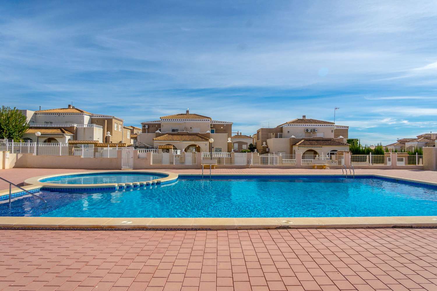 EKSKLUSIV BOLIG QUADRO I ALTOS DE LA BAHÍA, TORREVIEJA, MED POOL OG TÆT PÅ HAVET