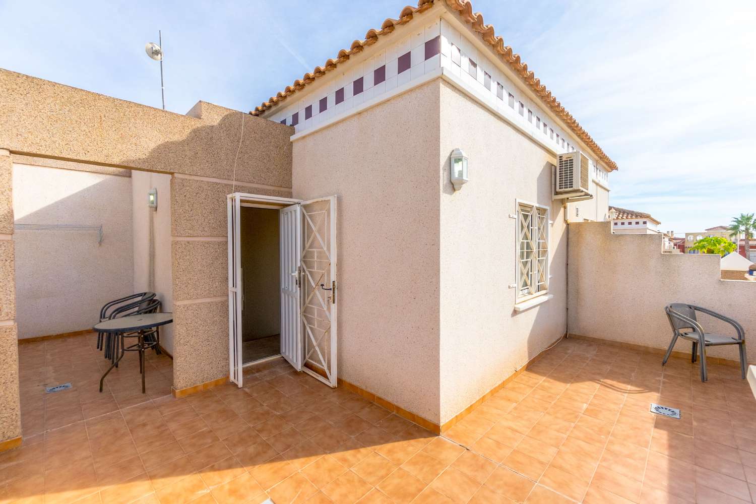 EXKLUSIVT BOSTADSOMRÅDE QUADRO I ALTOS DE LA BAHÍA, TORREVIEJA, MED POOL OCH NÄRA HAVET