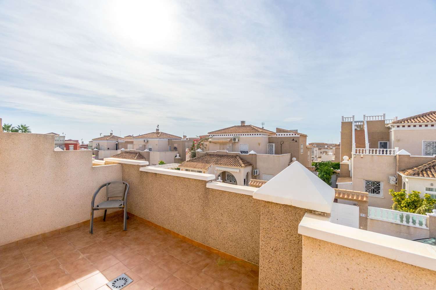 EXKLUSIVT BOSTADSOMRÅDE QUADRO I ALTOS DE LA BAHÍA, TORREVIEJA, MED POOL OCH NÄRA HAVET