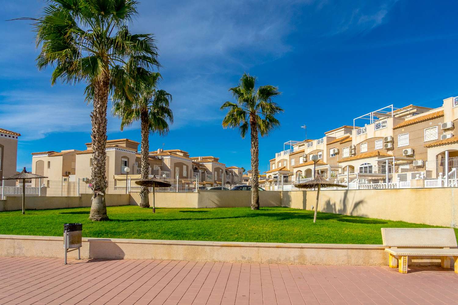 EXKLUSIVT BOSTADSOMRÅDE QUADRO I ALTOS DE LA BAHÍA, TORREVIEJA, MED POOL OCH NÄRA HAVET