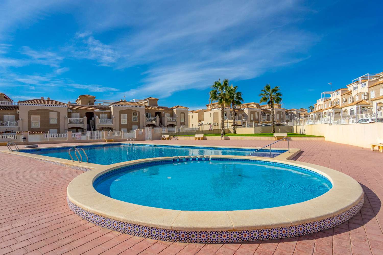 ESCLUSIVO QUADRO RESIDENZIALE AD ALTOS DE LA BAHÍA, TORREVIEJA, CON PISCINA E VICINO AL MARE