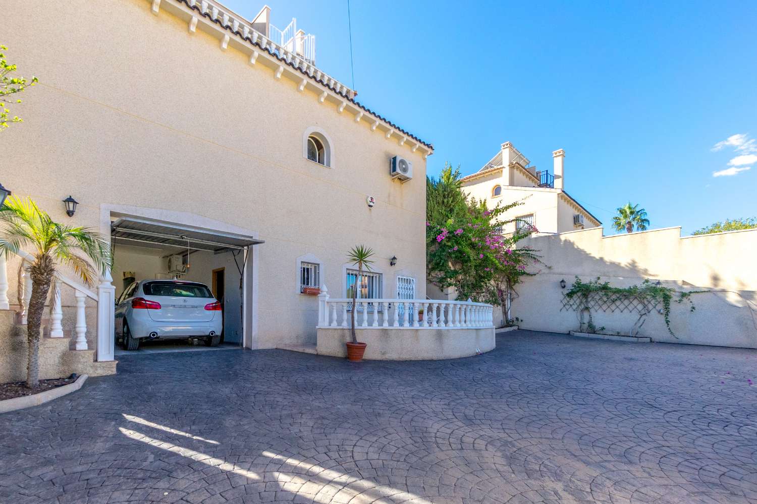 SPECTACULAIRE VILLA INDIVIDUELLE AVEC PISCINE PRIVÉE ET SOLARIUM À VILLAMARTIN