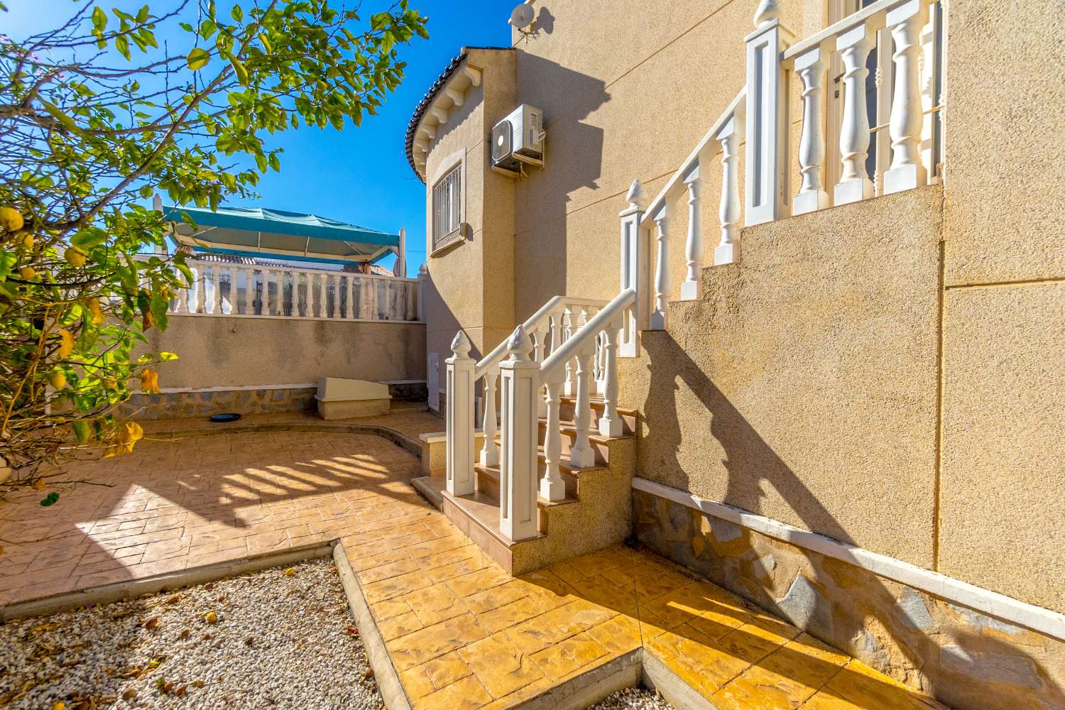 SPECTACULAR DETACHED VILLA WITH PRIVATE POOL AND SOLARIUM IN VILLAMARTIN