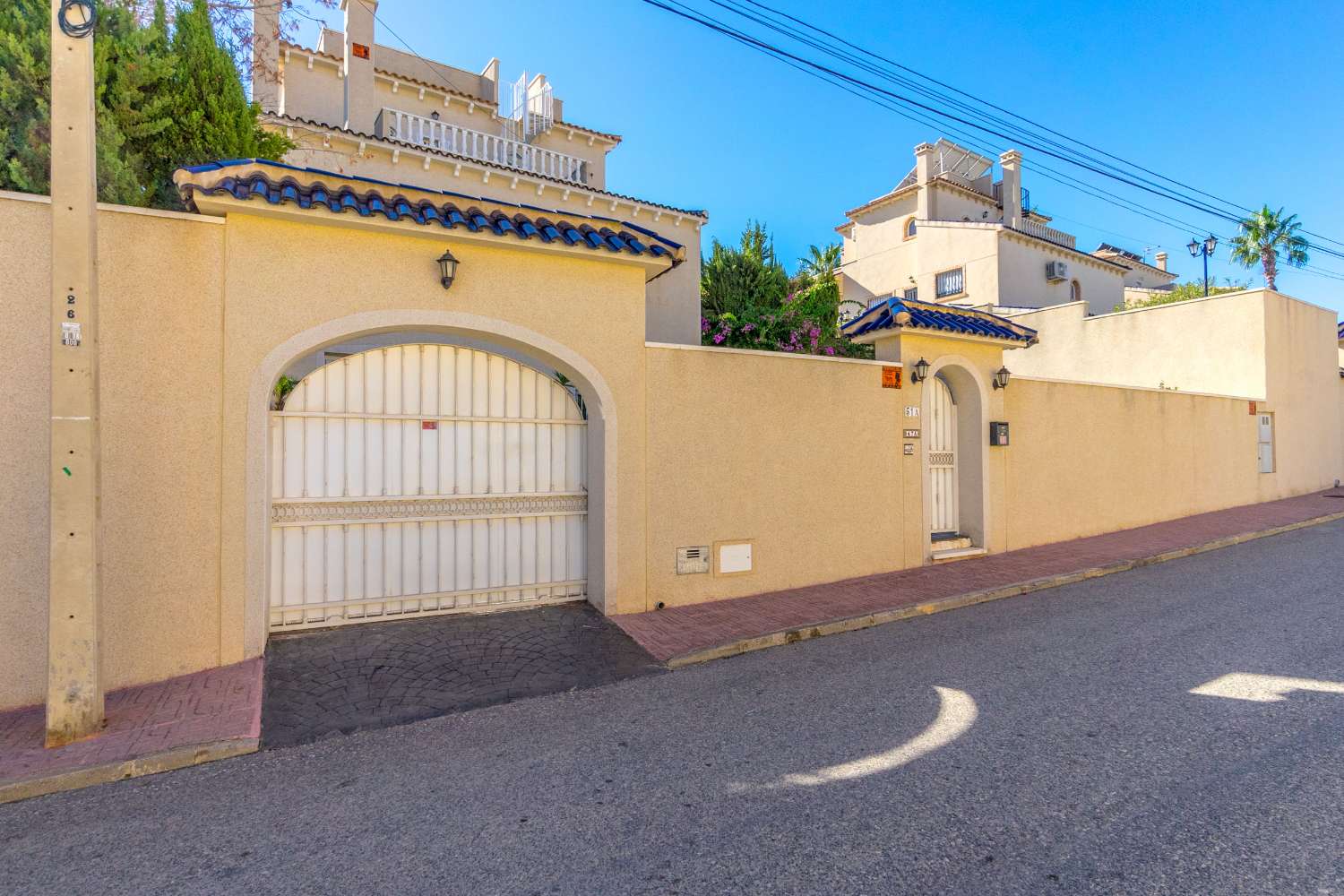 SPECTACULAR DETACHED VILLA WITH PRIVATE POOL AND SOLARIUM IN VILLAMARTIN