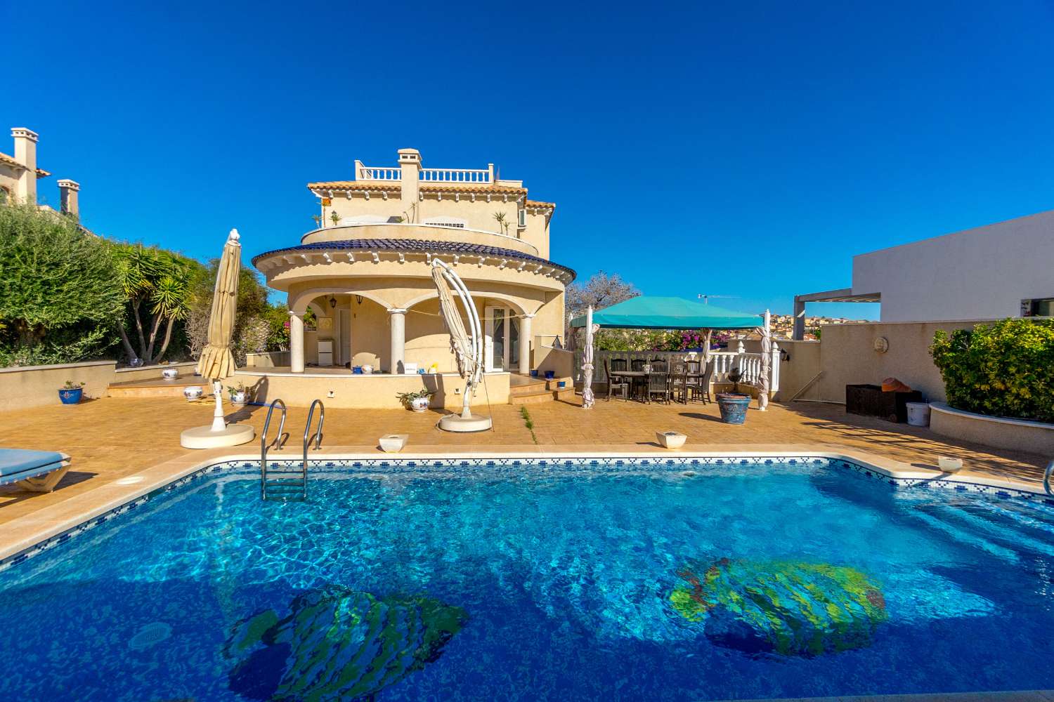 SPECTACULAIRE VILLA INDIVIDUELLE AVEC PISCINE PRIVÉE ET SOLARIUM À VILLAMARTIN