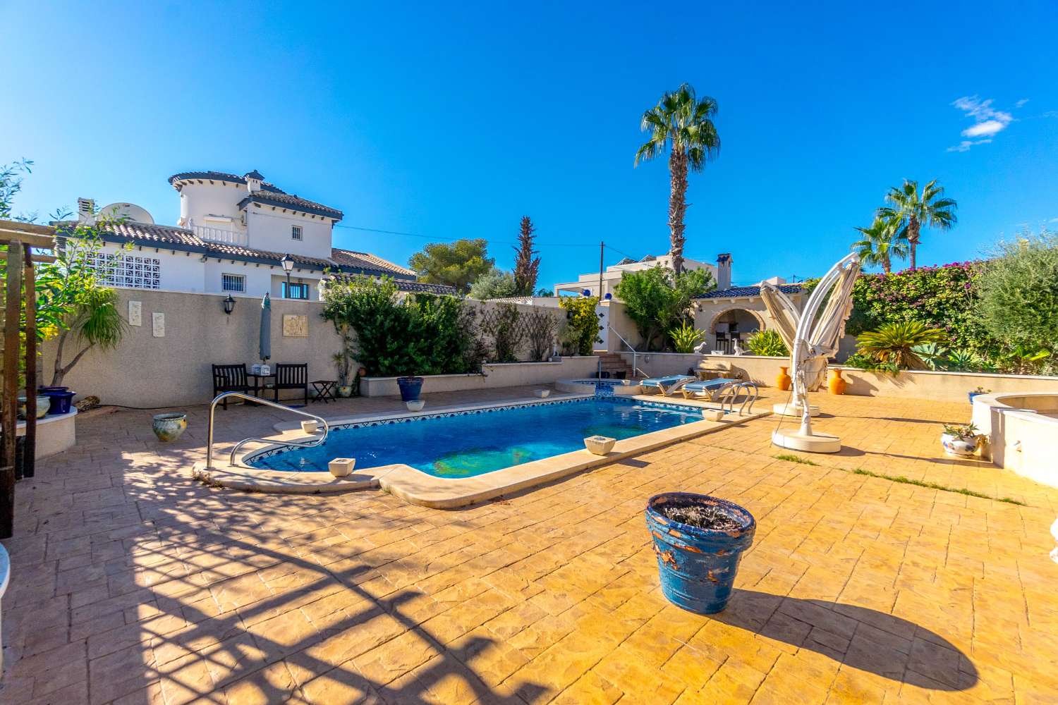 SPECTACULAR DETACHED VILLA WITH PRIVATE POOL AND SOLARIUM IN VILLAMARTIN