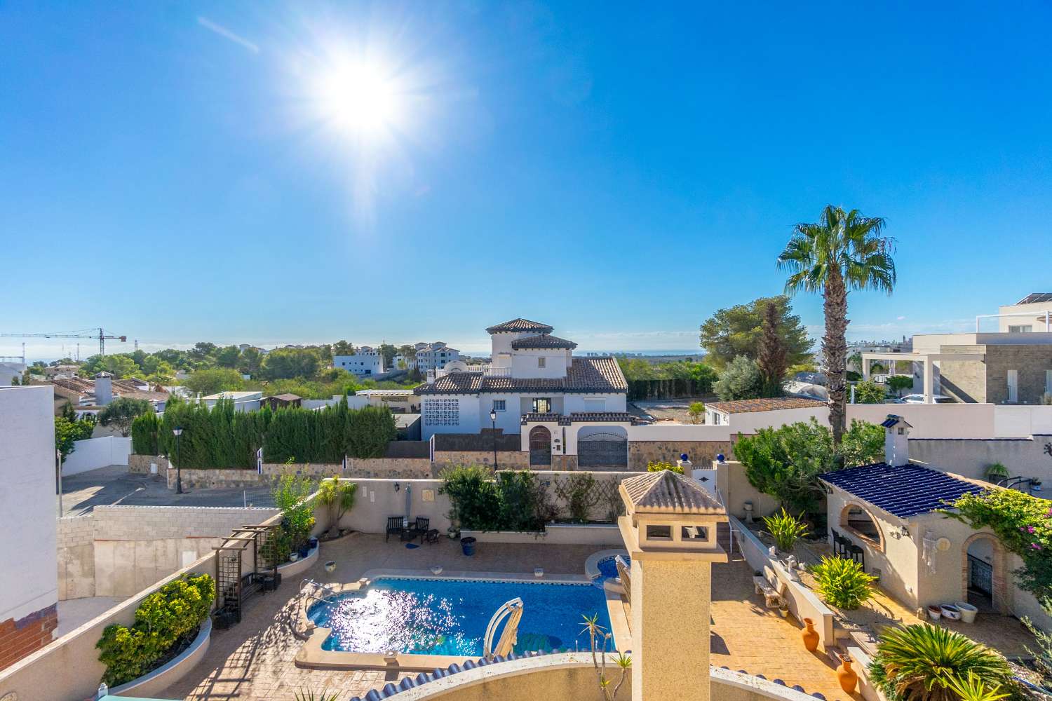 SPECTACULAIRE VILLA INDIVIDUELLE AVEC PISCINE PRIVÉE ET SOLARIUM À VILLAMARTIN