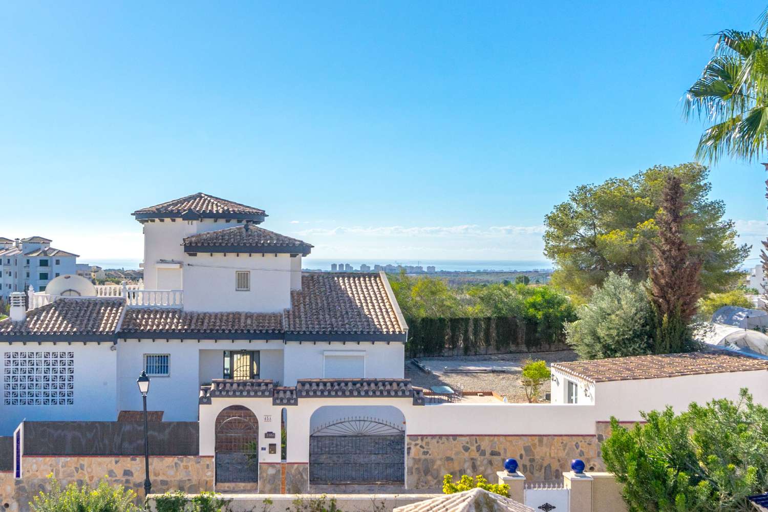 SPECTACULAIRE VRIJSTAANDE VILLA MET PRIVÉ ZWEMBAD EN SOLARIUM IN VILLAMARTIN