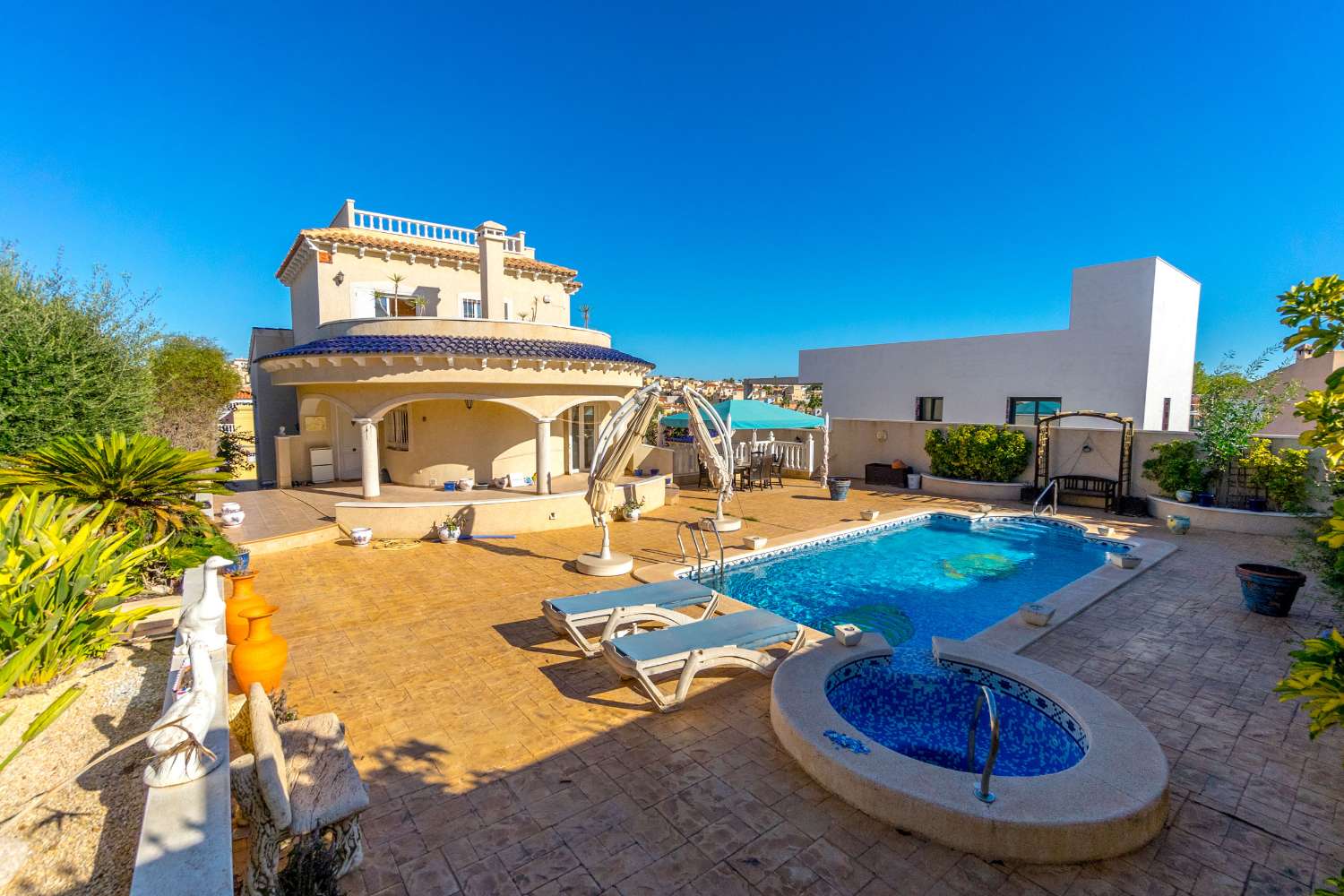 SPEKTAKULÄR FRISTÅENDE VILLA MED PRIVAT POOL OCH SOLARIUM I VILLAMARTIN