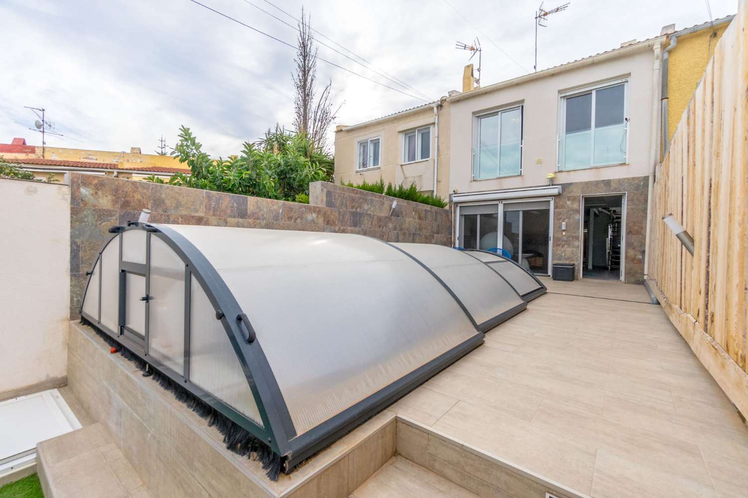 IMPRESIONANTE CASA ADOSADA REFORMADA CON PISCINA PRIVADA Y SAUNA EN LOS BALCONES