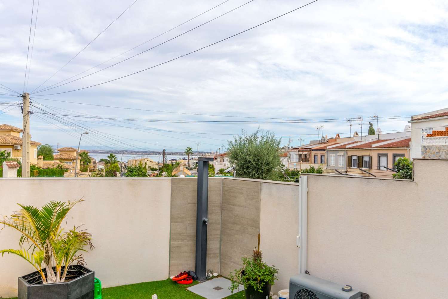 IMPRESIONANTE CASA ADOSADA REFORMADA CON PISCINA PRIVADA Y SAUNA EN LOS BALCONES