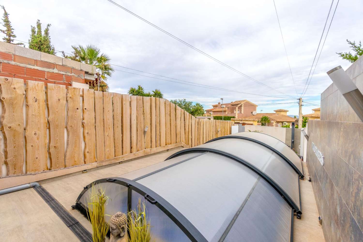 SUPERBE MAISON DE VILLE RÉNOVÉE AVEC PISCINE PRIVÉE ET SAUNA SUR LES BALCONS