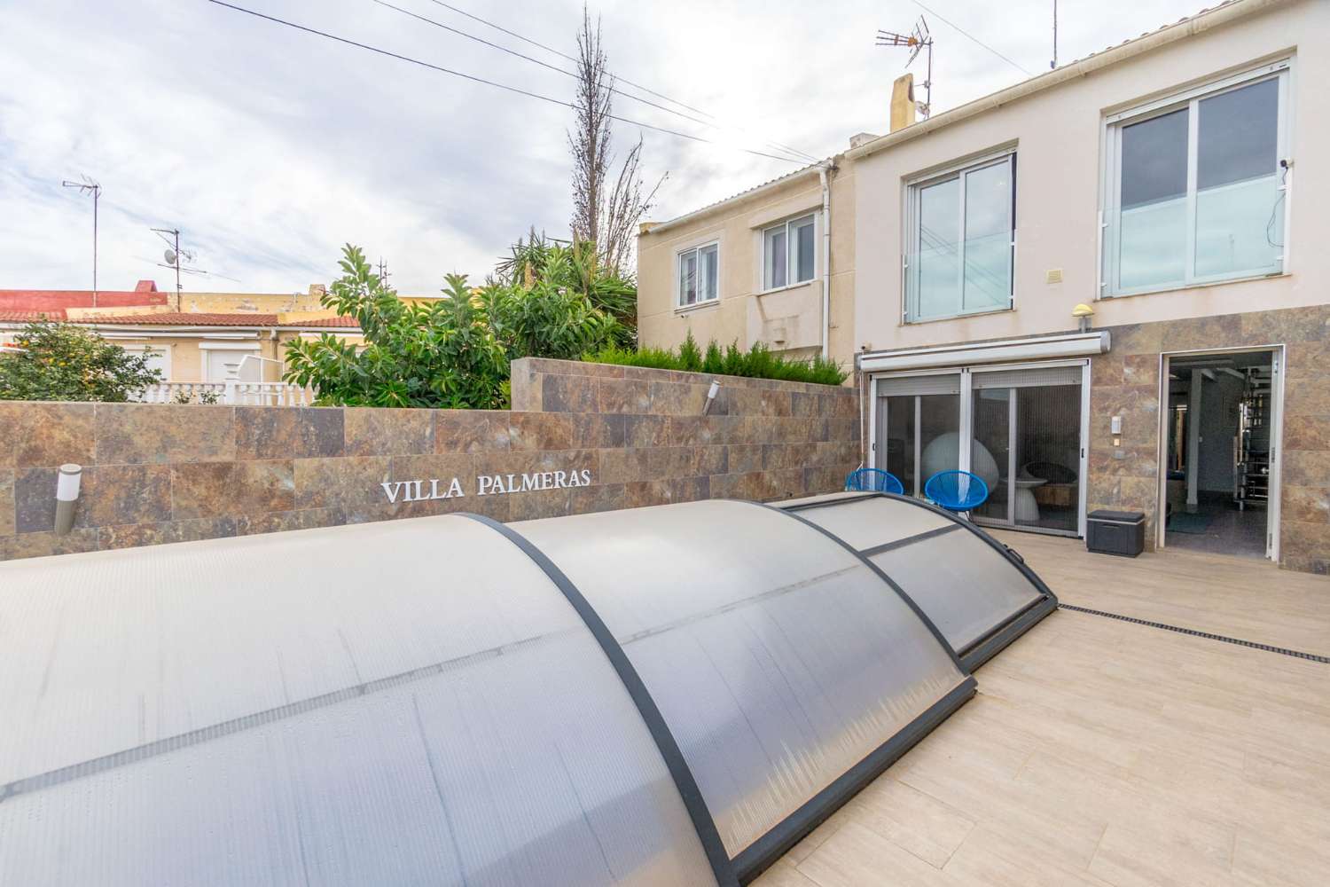 SUPERBE MAISON DE VILLE RÉNOVÉE AVEC PISCINE PRIVÉE ET SAUNA SUR LES BALCONS