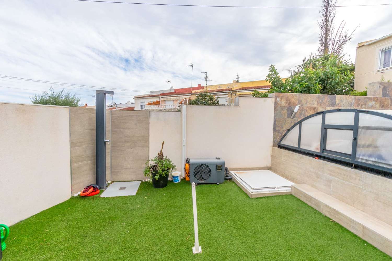 IMPRESIONANTE CASA ADOSADA REFORMADA CON PISCINA PRIVADA Y SAUNA EN LOS BALCONES