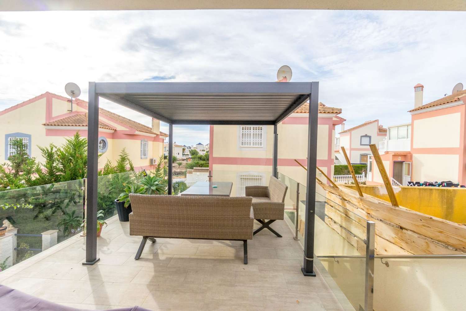 STUNNING REFURBISHED TOWNHOUSE WITH PRIVATE POOL AND SAUNA ON THE BALCONIES