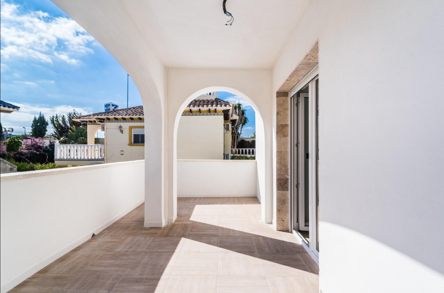 VILLA DE LUXE MODERNE AVEC PISCINE PRIVÉE ET GRANDES TERRASSES DANS UN QUARTIER EXCLUSIF