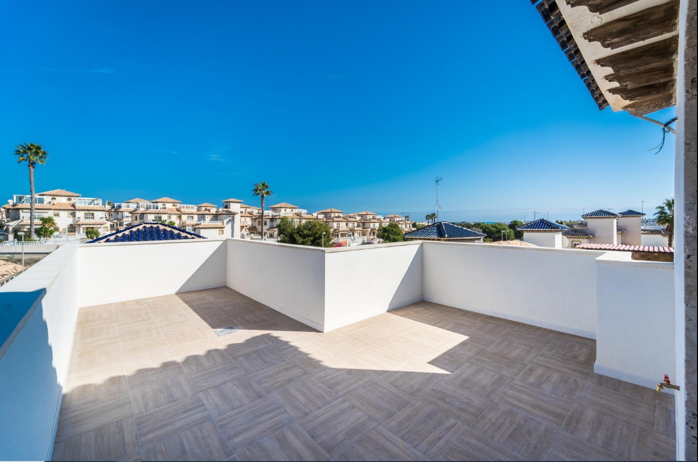 VILLA DE LUXE MODERNE AVEC PISCINE PRIVÉE ET GRANDES TERRASSES DANS UN QUARTIER EXCLUSIF