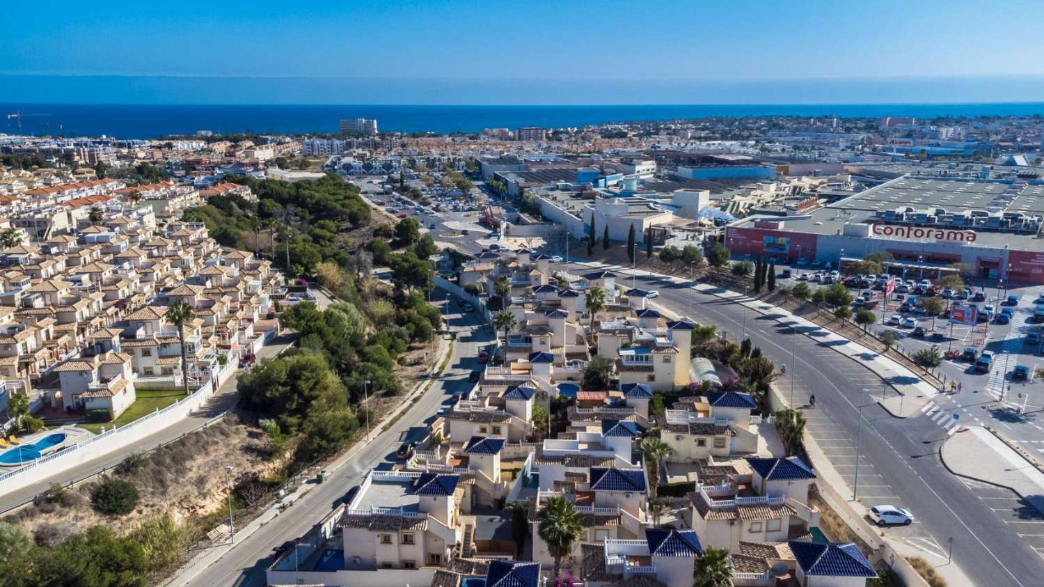 VILLA DE LUXE MODERNE AVEC PISCINE PRIVÉE ET GRANDES TERRASSES DANS UN QUARTIER EXCLUSIF