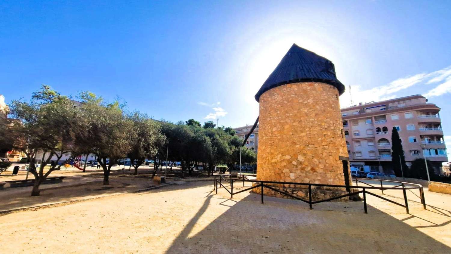 APPARTEMENT MODERNE RÉNOVÉ AVEC PISCINE À QUELQUES MINUTES DU CENTRE DE TORREVIEJA