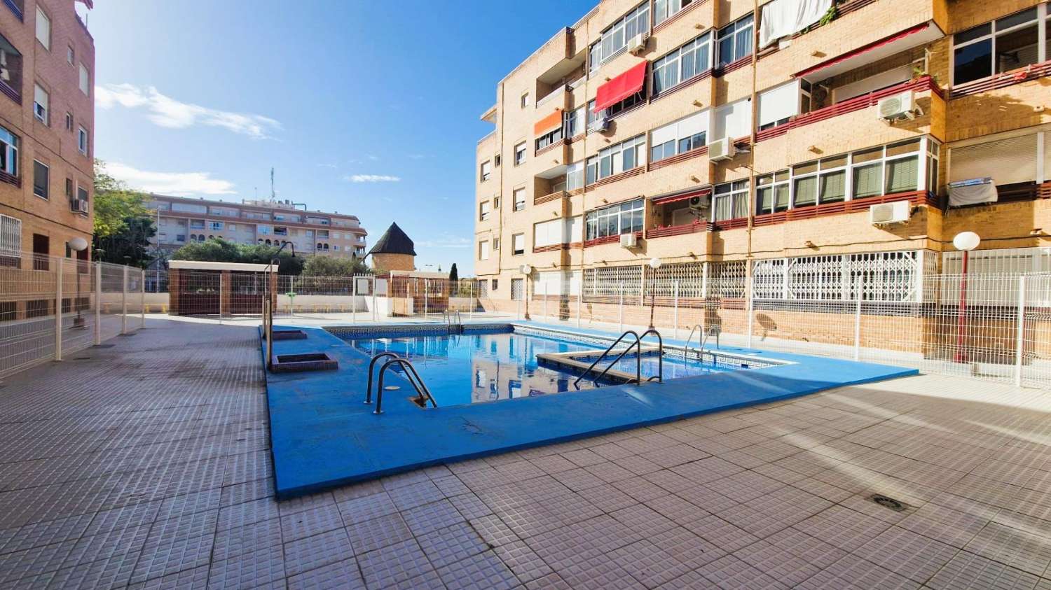 RENOVERAD MODERN LÄGENHET MED POOL MINUTER FRÅN CENTRUM AV TORREVIEJA