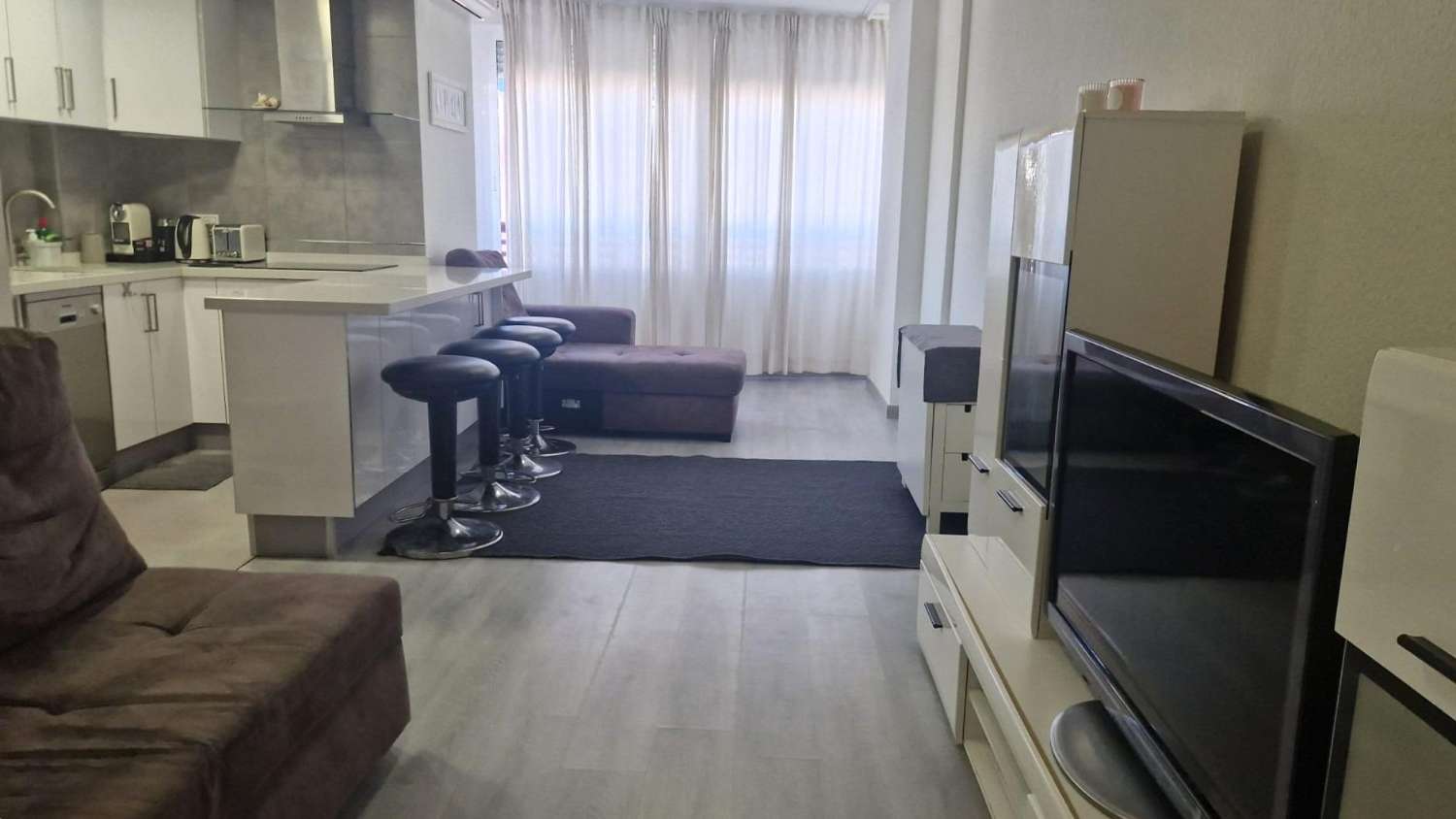 APARTAMENTO MODERNO REFORMADO CON PISCINA A MINUTOS DEL CENTRO DE TORREVIEJA