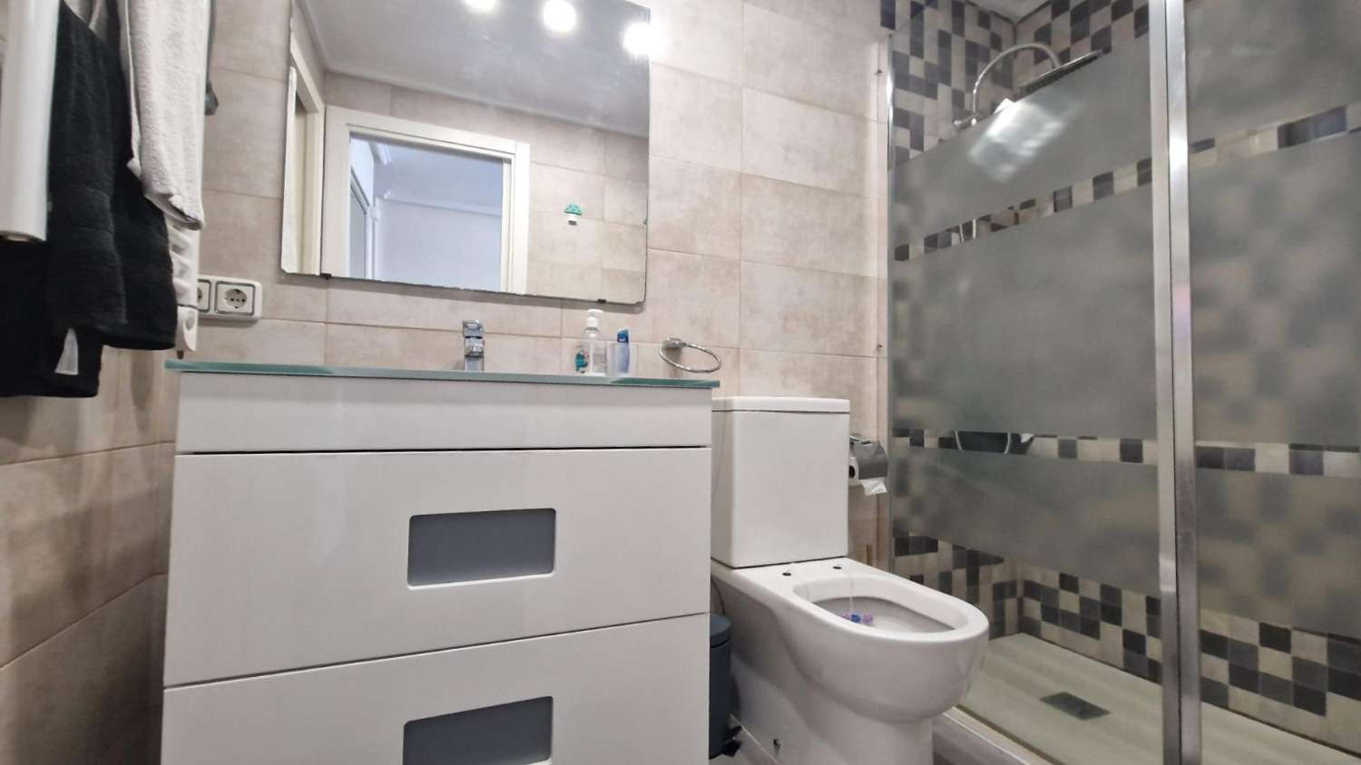 APARTAMENTO MODERNO REFORMADO CON PISCINA A MINUTOS DEL CENTRO DE TORREVIEJA