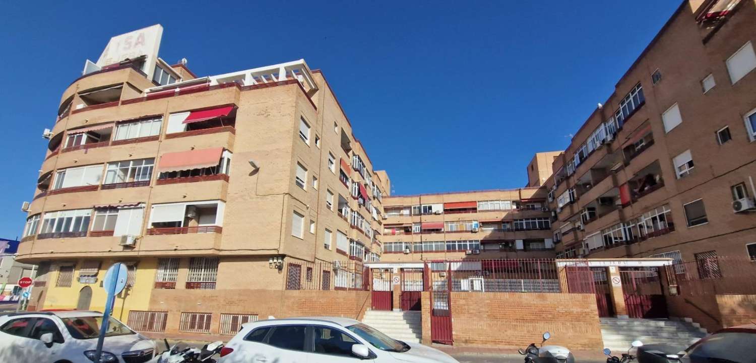 RENOVIERTE MODERNE WOHNUNG MIT POOL, NUR WENIGE MINUTEN VOM ZENTRUM VON TORREVIEJA ENTFERNT