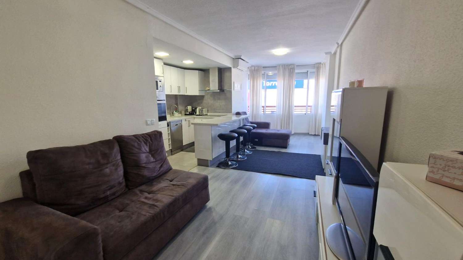 APARTAMENTO MODERNO REFORMADO CON PISCINA A MINUTOS DEL CENTRO DE TORREVIEJA