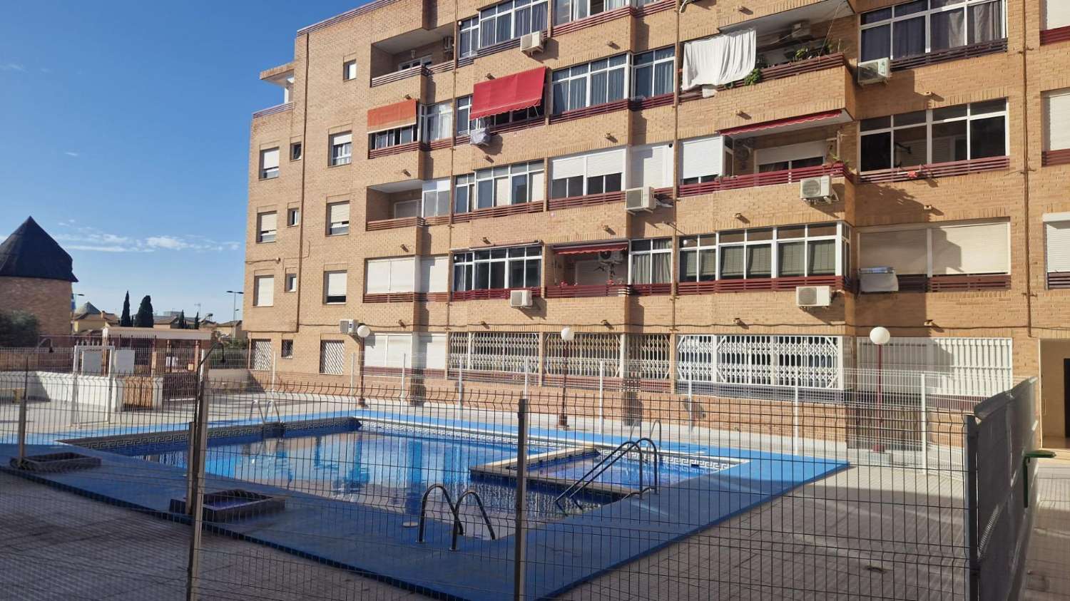 RENOVERT MODERNE LEILIGHET MED BASSENG MINUTTER FRA SENTRUM AV TORREVIEJA