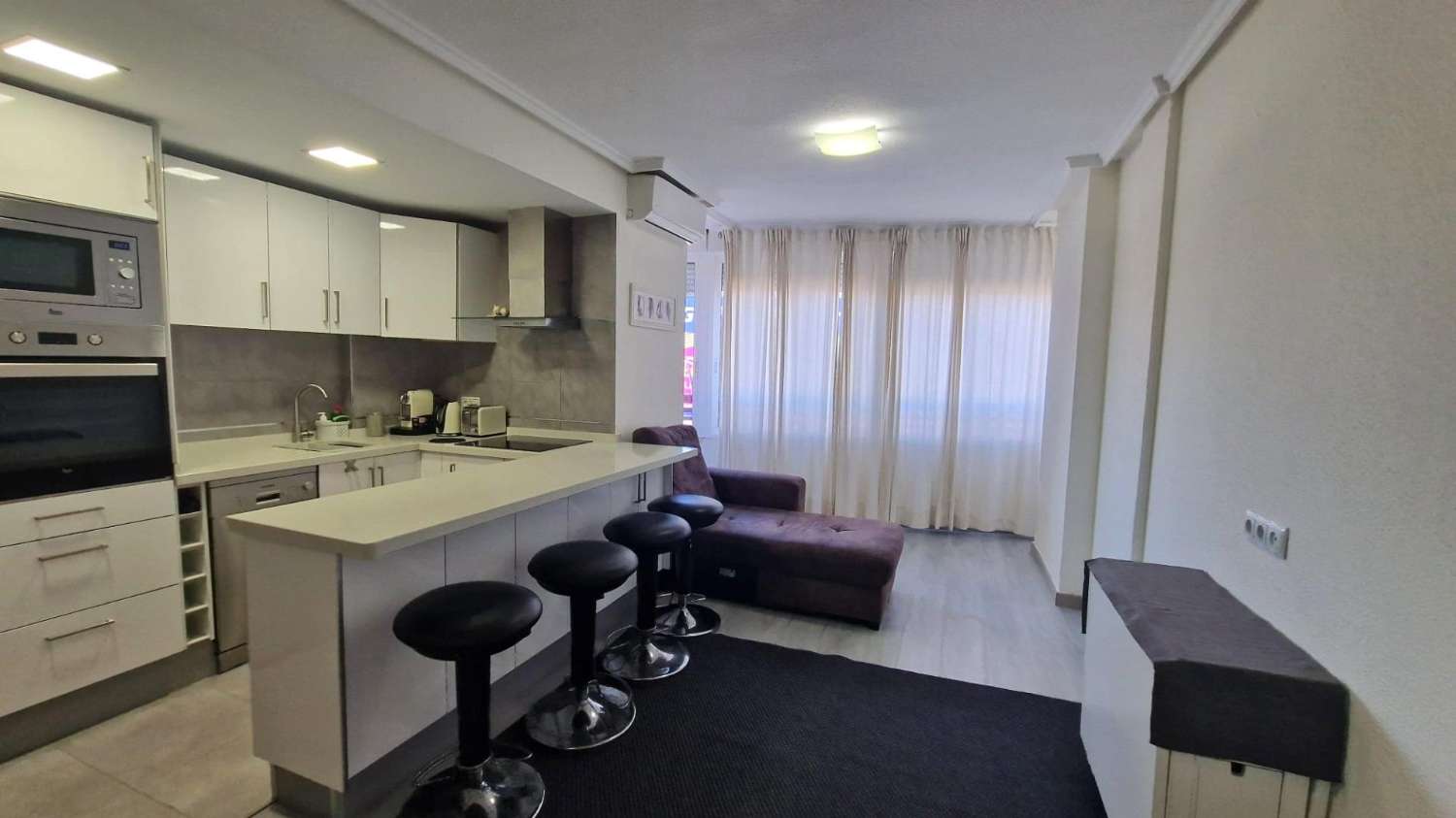 GERENOVEERD MODERN APPARTEMENT MET ZWEMBAD OP ENKELE MINUTEN VAN HET CENTRUM VAN TORREVIEJA