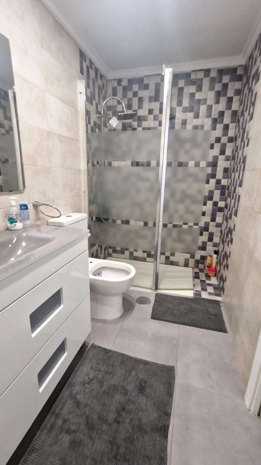 APARTAMENTO MODERNO REFORMADO CON PISCINA A MINUTOS DEL CENTRO DE TORREVIEJA