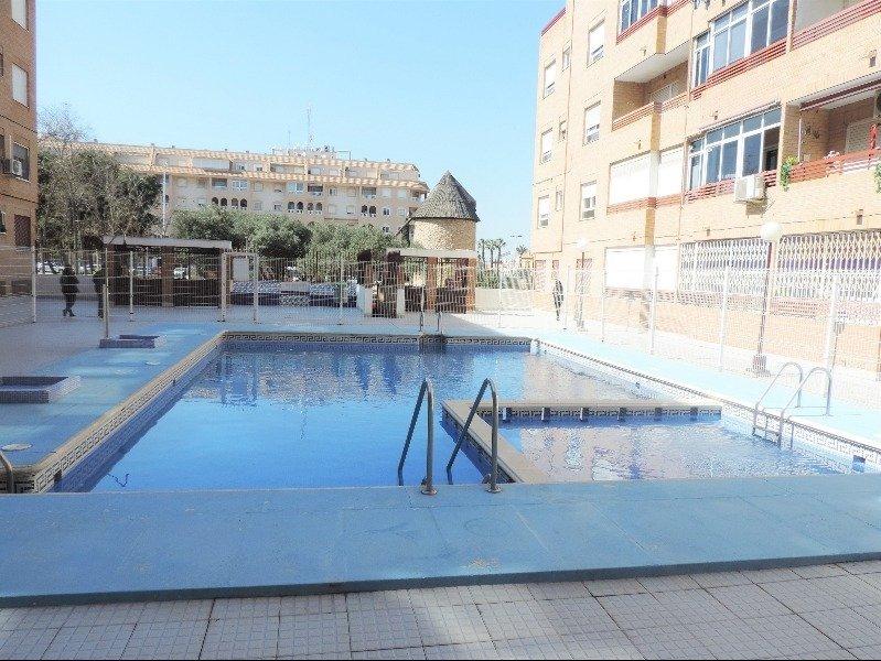 GERENOVEERD MODERN APPARTEMENT MET ZWEMBAD OP ENKELE MINUTEN VAN HET CENTRUM VAN TORREVIEJA