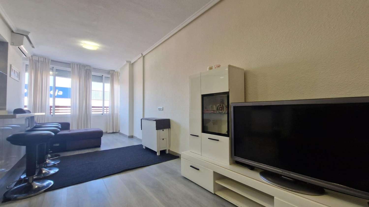 GERENOVEERD MODERN APPARTEMENT MET ZWEMBAD OP ENKELE MINUTEN VAN HET CENTRUM VAN TORREVIEJA