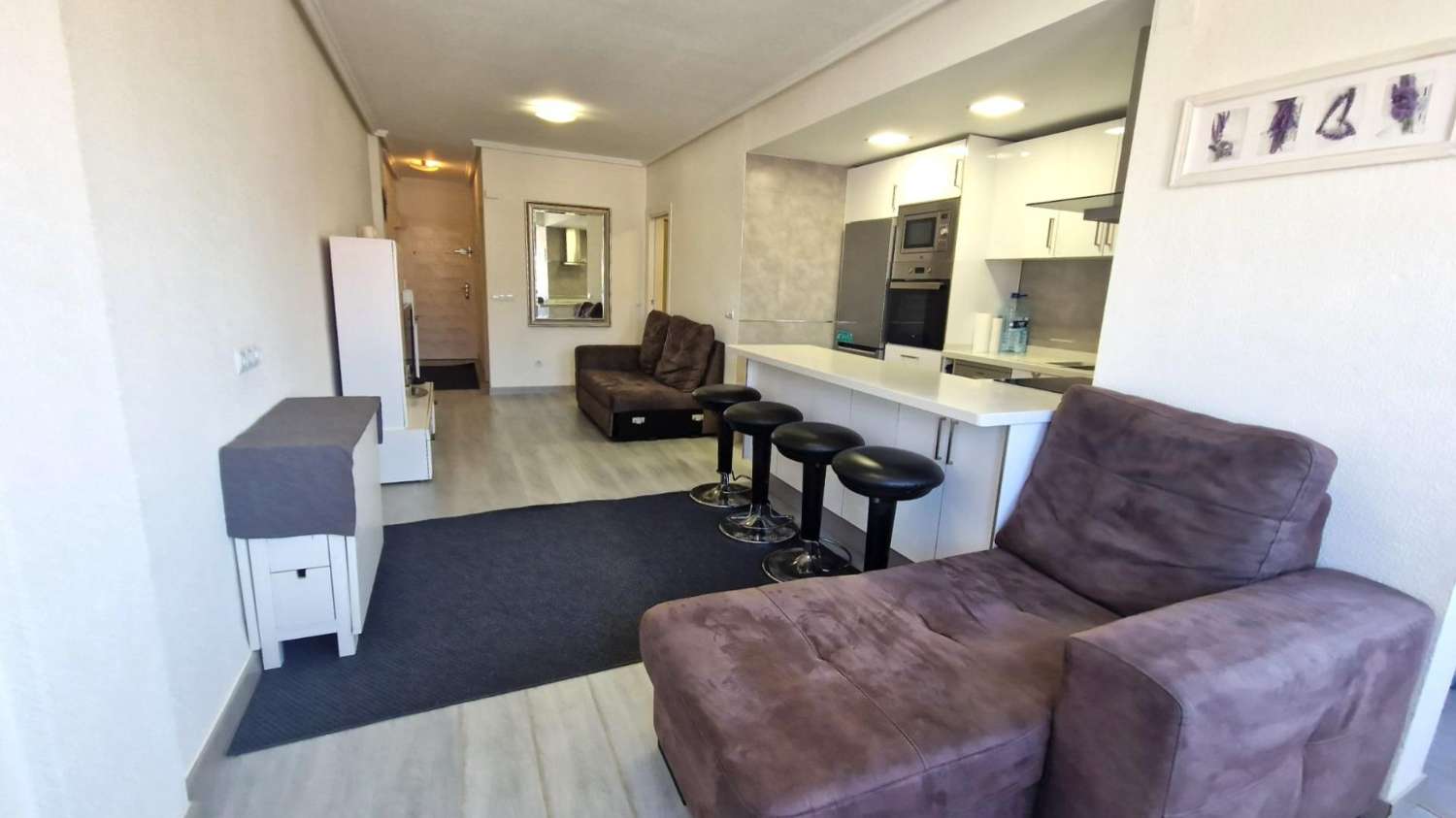 GERENOVEERD MODERN APPARTEMENT MET ZWEMBAD OP ENKELE MINUTEN VAN HET CENTRUM VAN TORREVIEJA