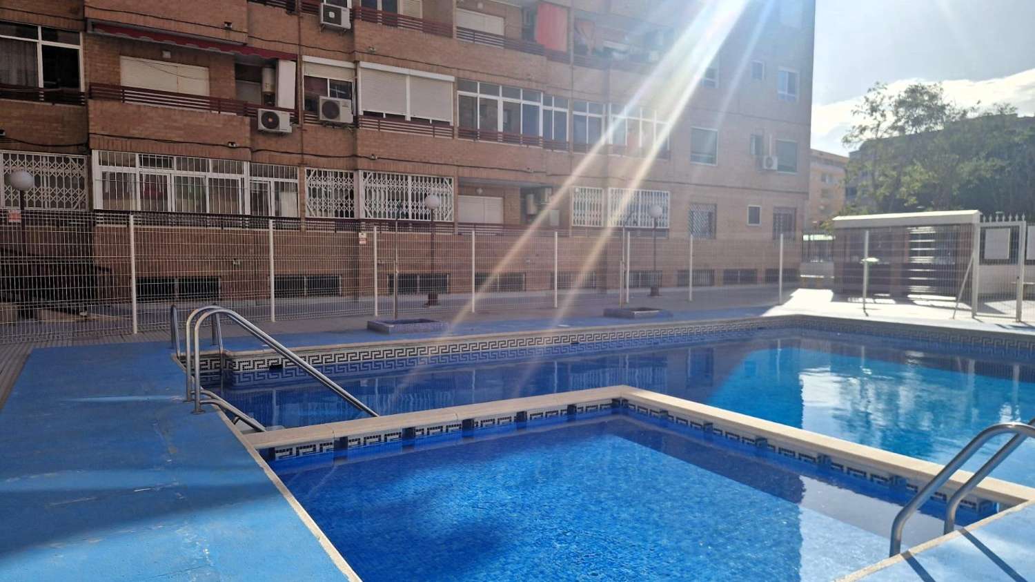 RENOVERT MODERNE LEILIGHET MED BASSENG MINUTTER FRA SENTRUM AV TORREVIEJA