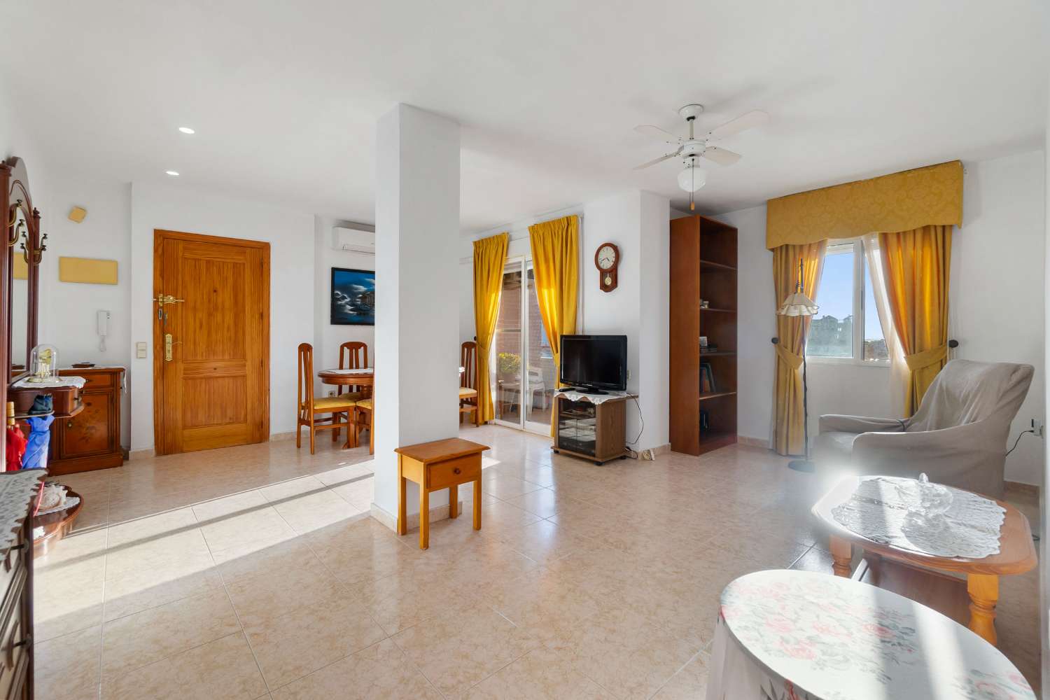 SPECTACULAR RENOVATED APARTMENT IN NUEVA TORREVIEJA WITH TWO PARKING SPACES, SPACIOUSNESS AND LUXURY