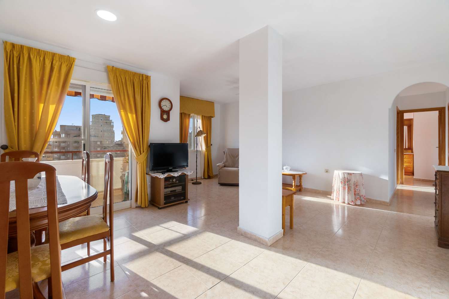 SPECTACULAR RENOVATED APARTMENT IN NUEVA TORREVIEJA WITH TWO PARKING SPACES, SPACIOUSNESS AND LUXURY