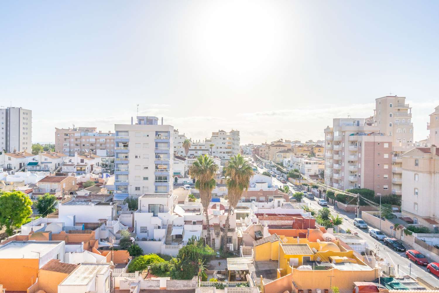 SPECTACULAIR GERENOVEERD APPARTEMENT IN NUEVA TORREVIEJA MET TWEE PARKEERPLAATSEN, RUIMTE EN LUXE