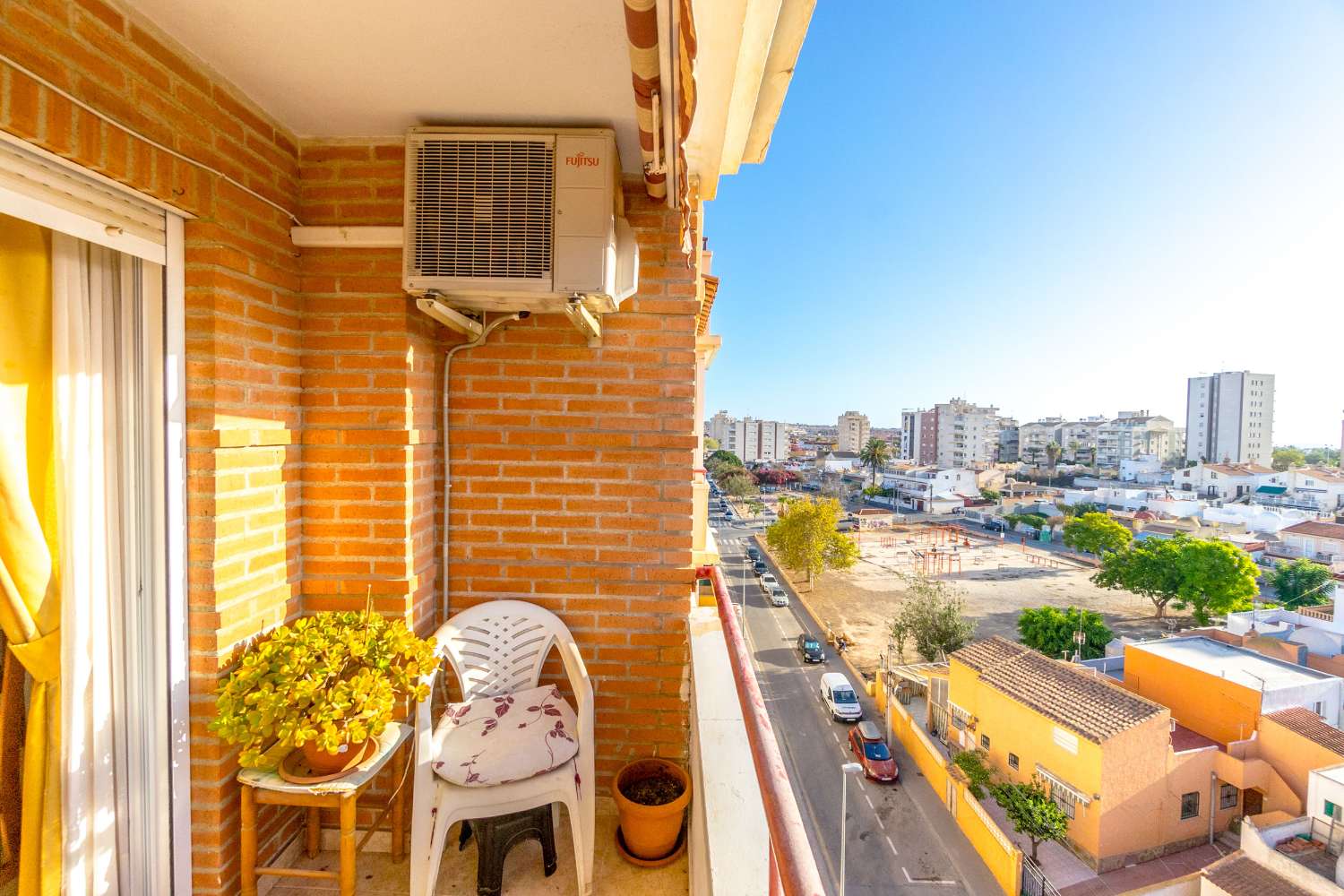 ESPECTACULAR APARTAMENTO REFORMADO EN NUEVA TORREVIEJA CON DOS PLAZAS DE PARKING, AMPLITUD Y LUJO