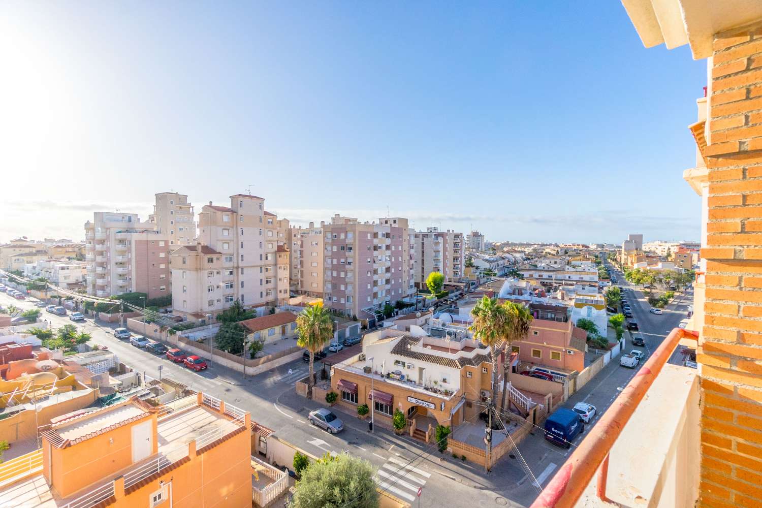 UPEA REMONTOITU HUONEISTO NUEVA TORREVIEJASSA, JOSSA ON KAKSI PYSÄKÖINTIPAIKKAA, TILAVUUS JA YLELLISYYS