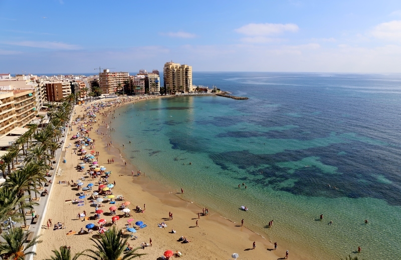 DIT HJEM VED HAVET I DET MEST EKSKLUSIVE OMRÅDE I TORREVIEJA!