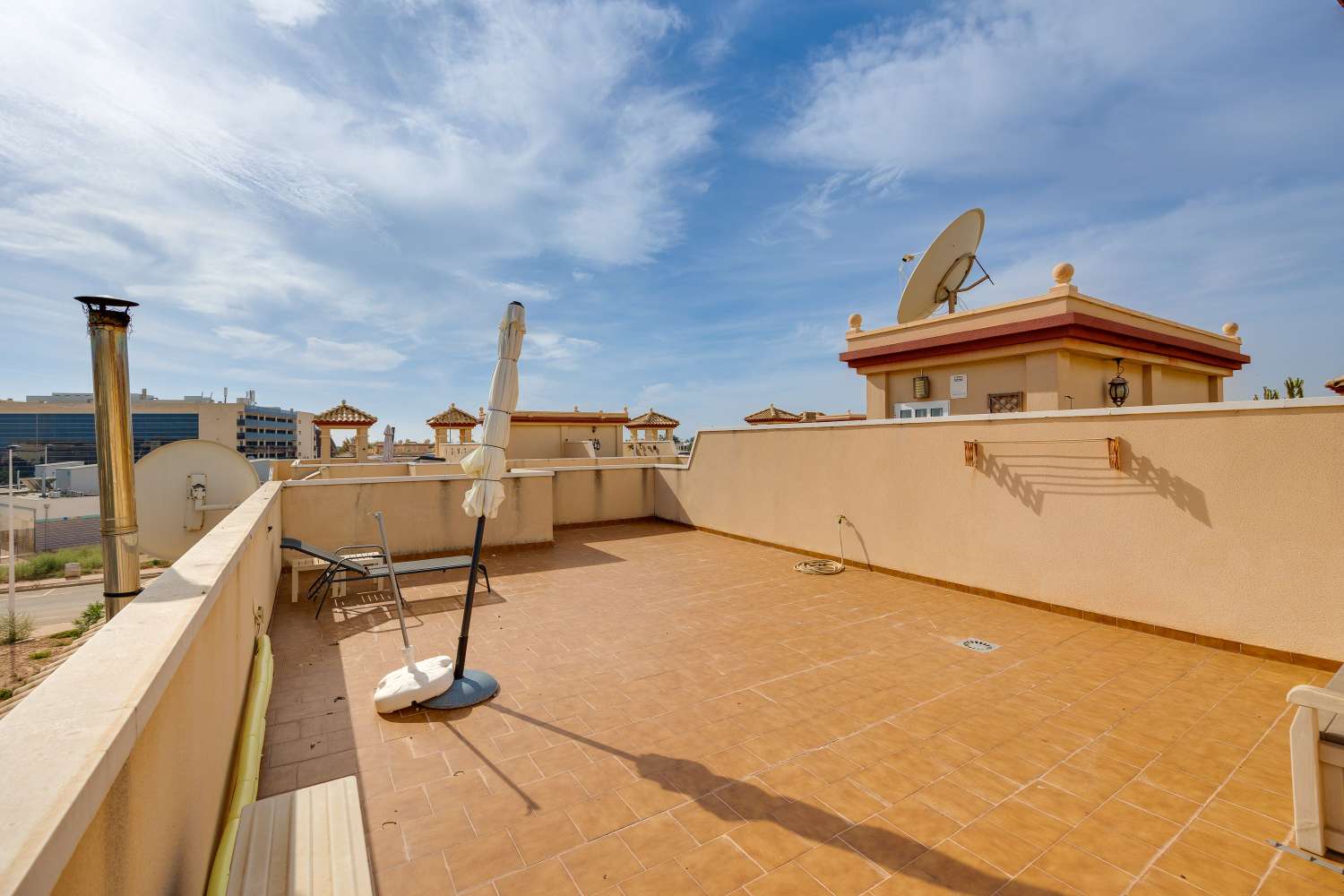 APPARTEMENT À SAN PEDRO DEL PINATAR AVEC SOLARIUM PRIVÉ, PISCINE ET ESPACES VERTS