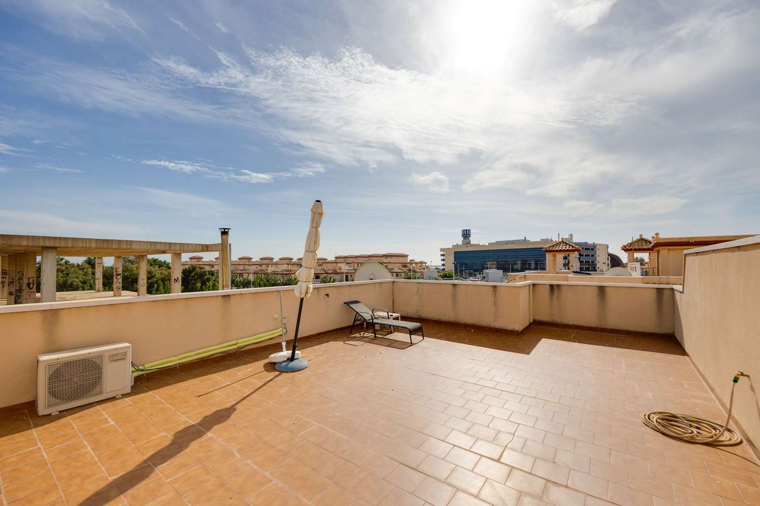 APARTAMENTO EN SAN PEDRO DEL PINATAR CON SOLÁRIUM PRIVADO, PISCINA Y ZONAS VERDES