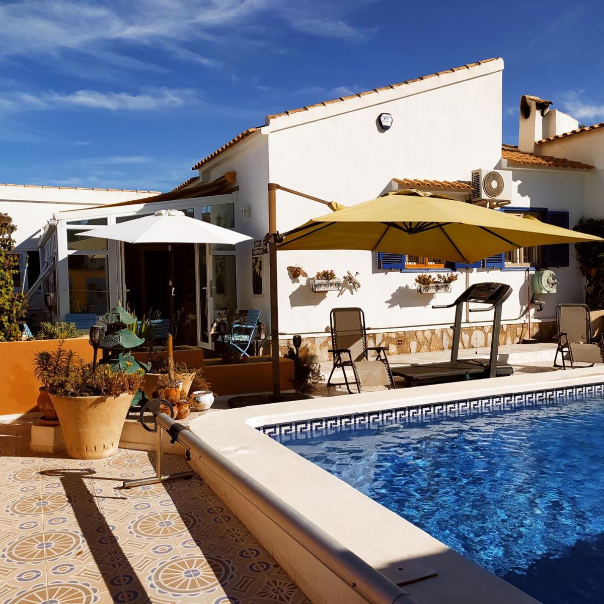 VILLA ÚNICA EN ORIHUELA COSTA CON PISCINA PRIVADA, JARDÍN Y COCINA EXTERIOR