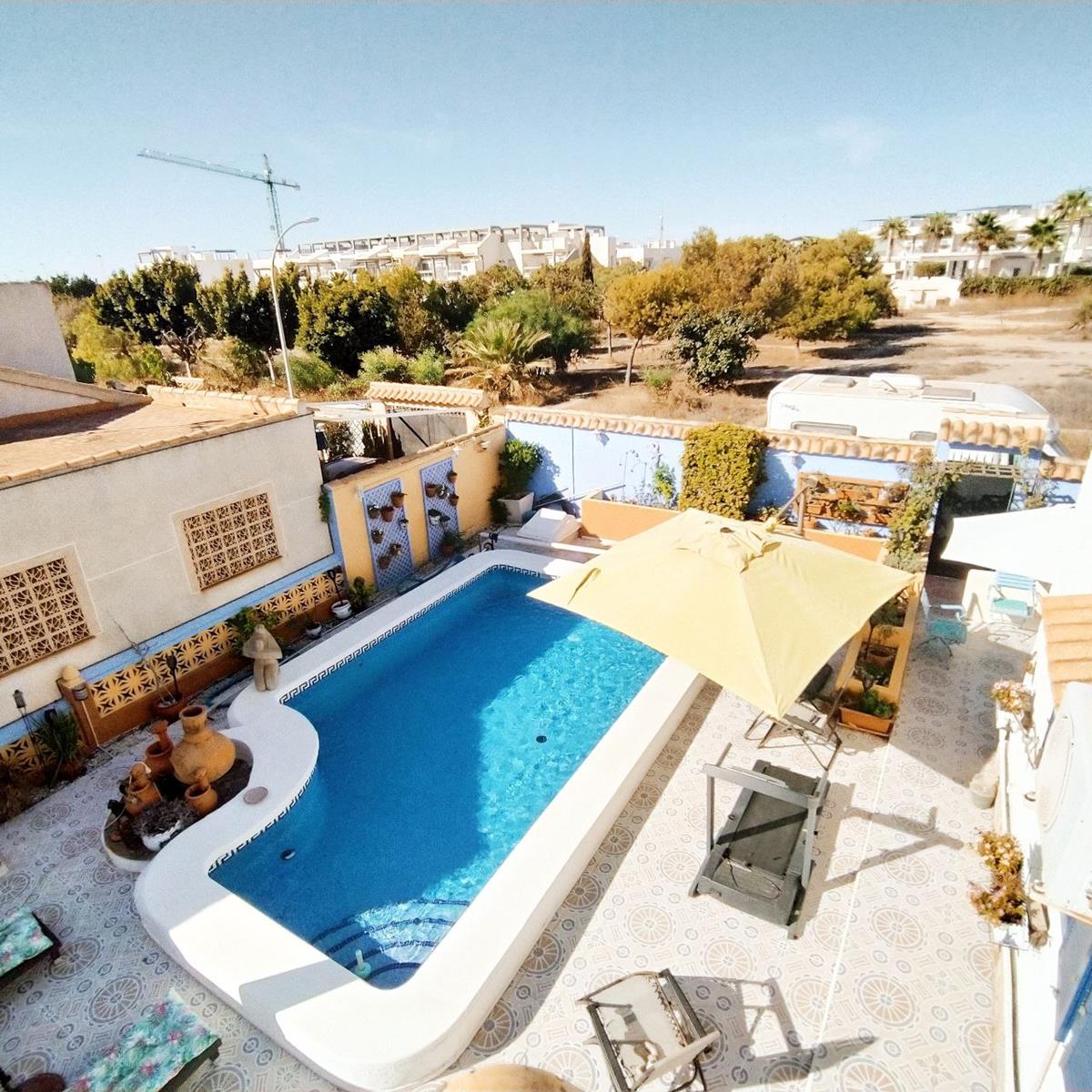 VILLA UNIQUE À ORIHUELA COSTA AVEC PISCINE PRIVÉE, JARDIN ET CUISINE EXTÉRIEURE